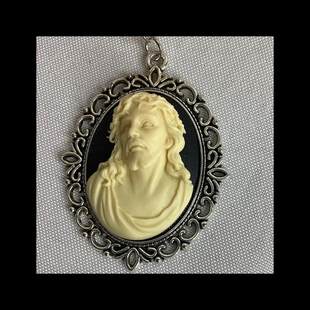 Elegant Cameo Pendant Necklace